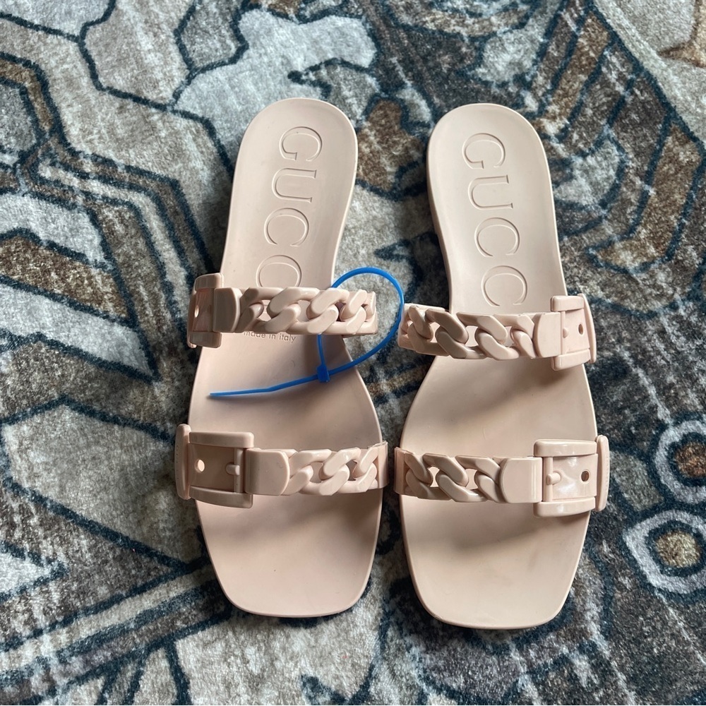 Gucci GG Light Pink Rubber Buckle Chain Link Sandals Slip‎ On
